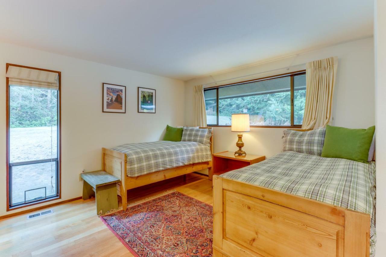 Вилла Sleeping Raven Woodland Retreat Порт-Анджелес Экстерьер фото