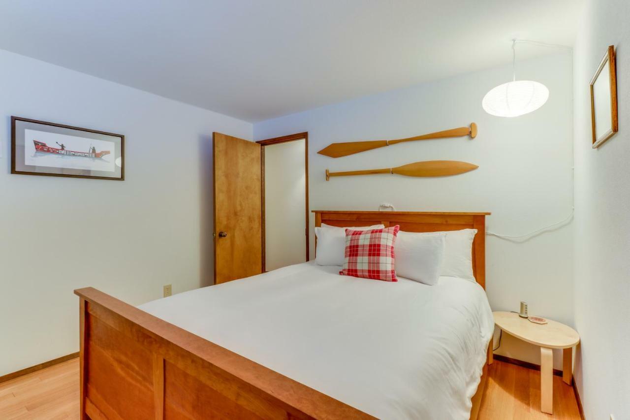Вилла Sleeping Raven Woodland Retreat Порт-Анджелес Экстерьер фото