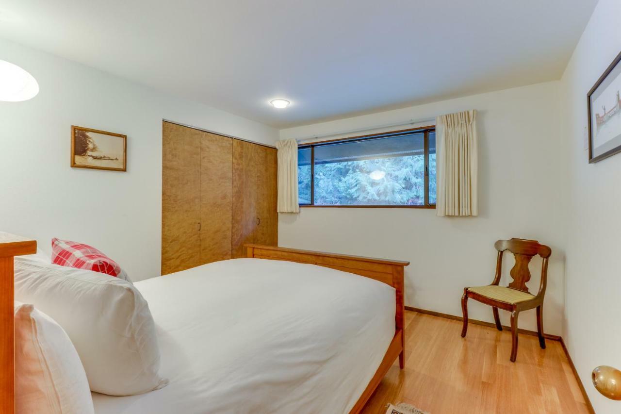 Вилла Sleeping Raven Woodland Retreat Порт-Анджелес Экстерьер фото
