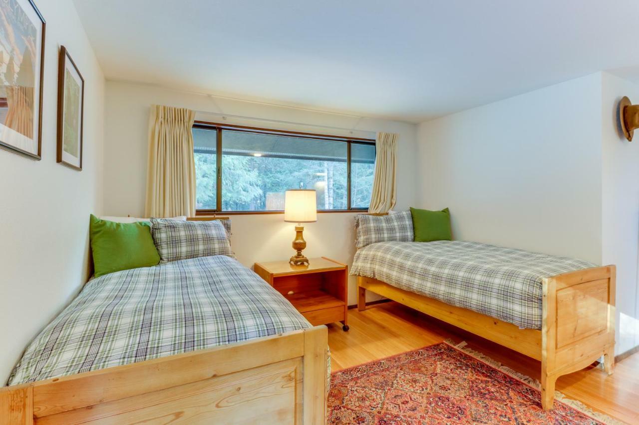 Вилла Sleeping Raven Woodland Retreat Порт-Анджелес Экстерьер фото